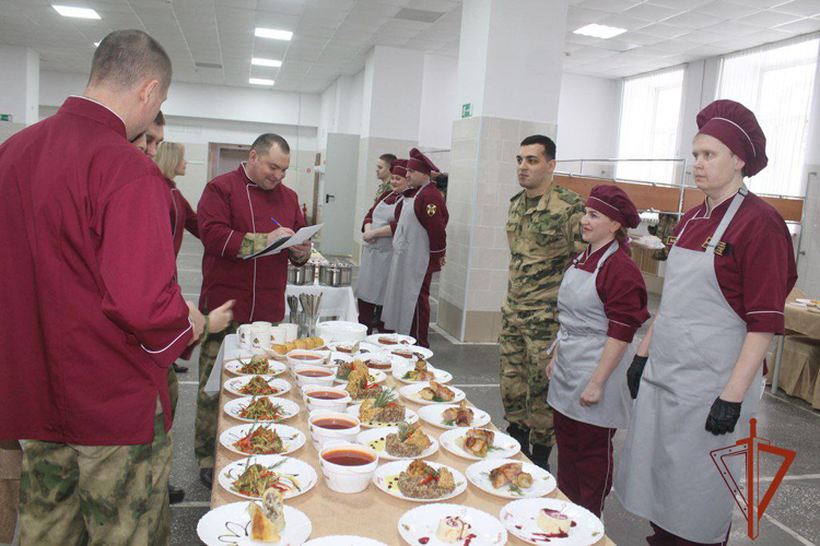 Лучшие мастера кулинарного искусства встретились на втором этапе конкурса специалистов продовольственной службы Сибирского округа Росгвардии в Томской области (видео)