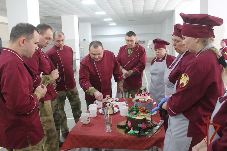 Лучшие мастера кулинарного искусства встретились на втором этапе конкурса специалистов продовольственной службы Сибирского округа Росгвардии в Томской области (видео)