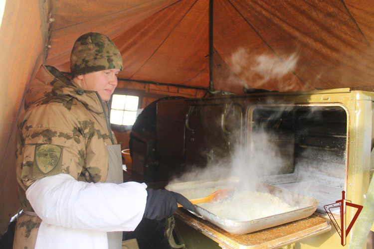 Лучшие мастера кулинарного искусства встретились на втором этапе конкурса специалистов продовольственной службы Сибирского округа Росгвардии в Томской области (видео)