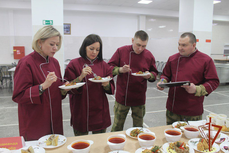 Лучшие мастера кулинарного искусства встретились на втором этапе конкурса специалистов продовольственной службы Сибирского округа Росгвардии в Томской области (видео)