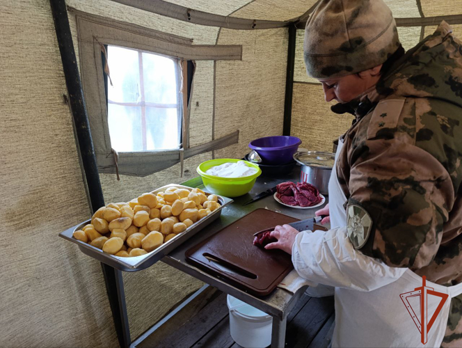 Лучшие мастера кулинарного искусства встретились на втором этапе конкурса специалистов продовольственной службы Сибирского округа Росгвардии в Томской области (видео)