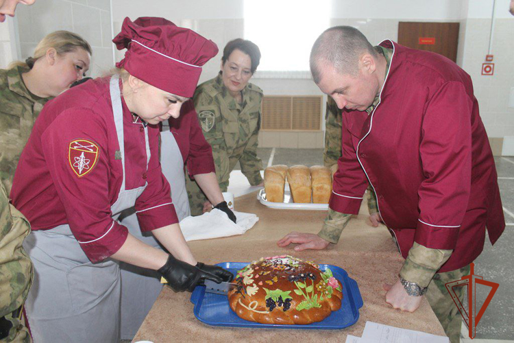 Лучшие мастера кулинарного искусства встретились на втором этапе конкурса специалистов продовольственной службы Сибирского округа Росгвардии в Томской области (видео)