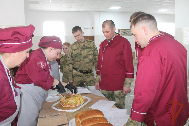 Лучшие мастера кулинарного искусства встретились на втором этапе конкурса специалистов продовольственной службы Сибирского округа Росгвардии в Томской области (видео)