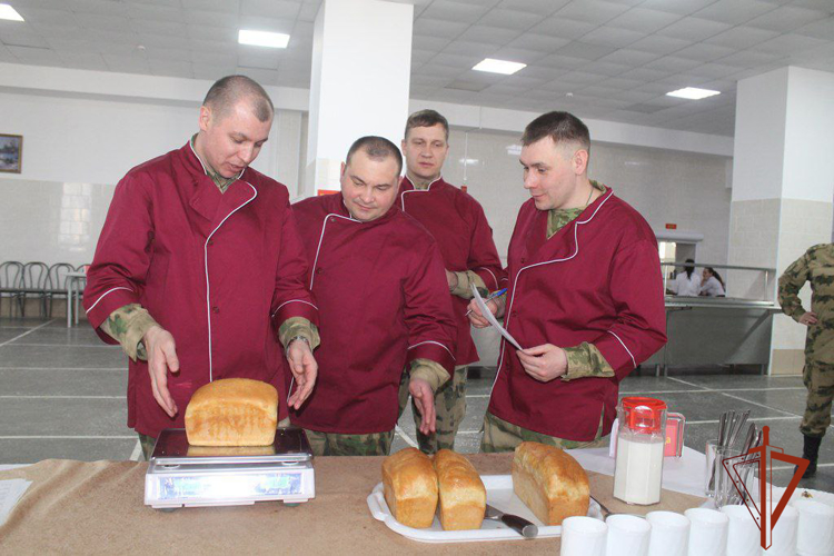 Лучшие мастера кулинарного искусства встретились на втором этапе конкурса специалистов продовольственной службы Сибирского округа Росгвардии в Томской области (видео)