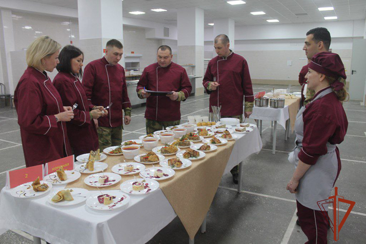 Лучшие мастера кулинарного искусства встретились на втором этапе конкурса специалистов продовольственной службы Сибирского округа Росгвардии в Томской области (видео)