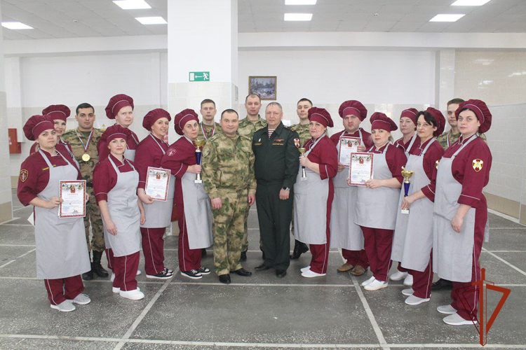Лучшие мастера кулинарного искусства встретились на втором этапе конкурса специалистов продовольственной службы Сибирского округа Росгвардии в Томской области (видео)