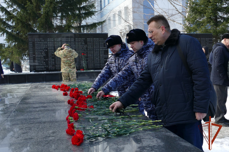 Память погибших сотрудников и военнослужащих почтила Росгвардия в Томске (видео)