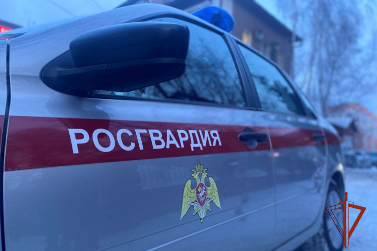 По сигналу «тревога» росгвардейцы задержали подозреваемых в повреждении банкомата в Томской области (видео)