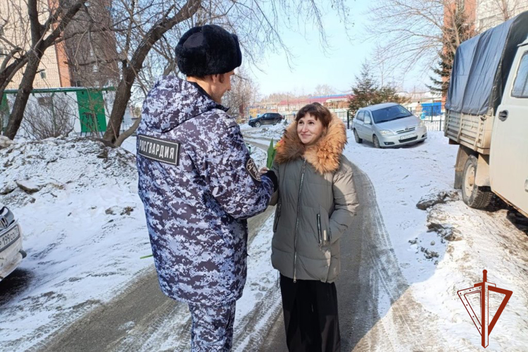 Росгвардия в Томской области поздравила женщин с 8 марта  