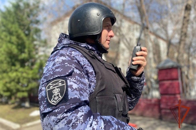 Сотрудники Росгвардии по сигналу «тревога» задержали предполагаемого похитителя товаров из торговой точки в Томске 