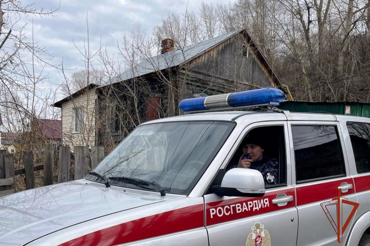 Росгвардейцы обеспечивают безопасность и оповещают жителей о возможном подтоплении районов в Томской области (видео)