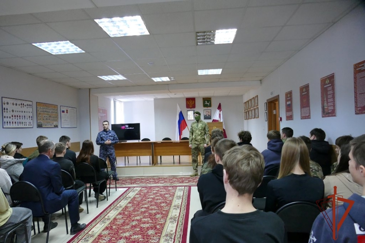 ОМОН «Ратник» Росгвардии провел День отрытых дверей для томских школьников в преддверии Дня Победы 