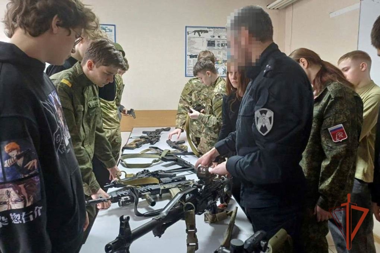 ОМОН «Ратник» Росгвардии провел День отрытых дверей для томских школьников в преддверии Дня Победы 