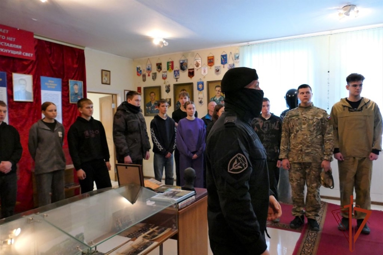 ОМОН «Ратник» Росгвардии провел День отрытых дверей для томских школьников в преддверии Дня Победы 