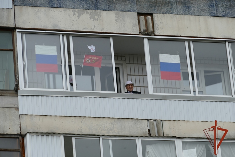 «Парад у дома ветерана» провела Росгвардия в честь 80-летия Великой Победы в Томске (видео)