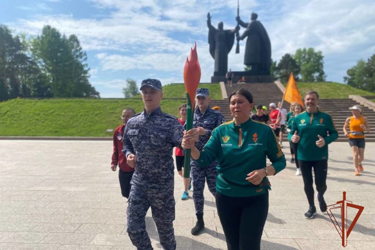 Росгвардейцы пронесли факел «Огонь жизни» в поддержку донорства костного мозга в Томске (видео)