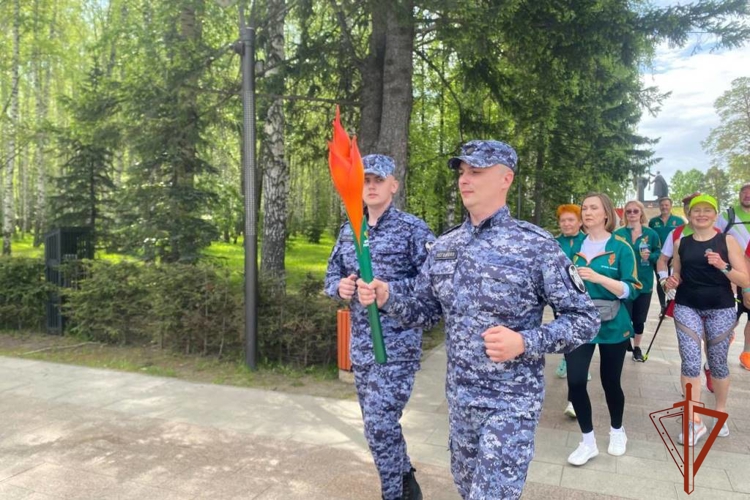 Росгвардейцы пронесли факел «Огонь жизни» в поддержку донорства костного мозга в Томске (видео)