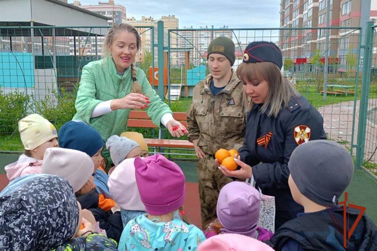 Росгвардейцы провели «Зарядку с Росгвардией» для воспитанников детского центра в Томской области