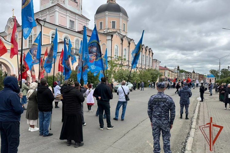Росгвардия обеспечила безопасность участников крестного памяти святых равноапостольных Кирилла и Мефодия в Томске