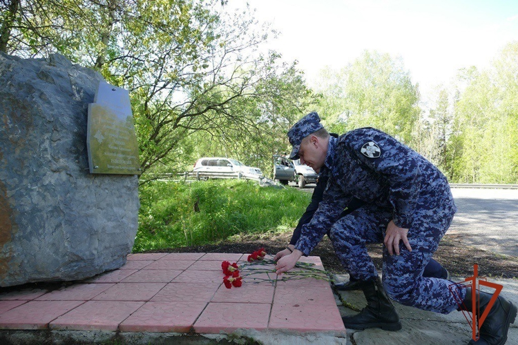 В Томске почтили память трагически погибших в 2011 году сотрудников вневедомственной охраны Росгвардии 