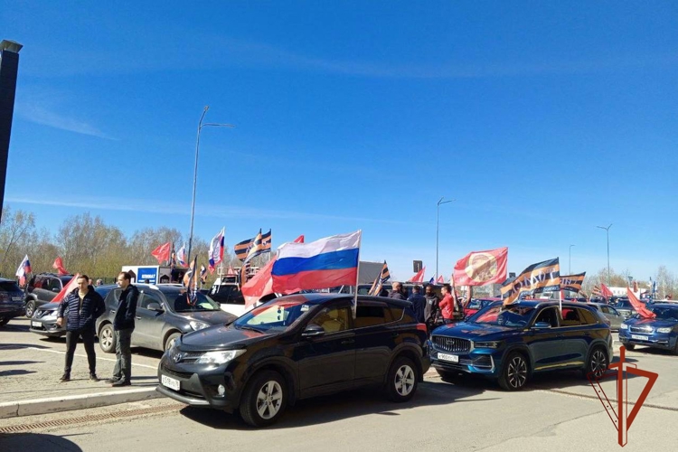 В Томской области росгвардейцы стали участниками автопробега в честь 80-летия  водружения Знамени Победы над зданием Рейхстага
