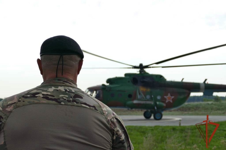 Элементы беспарашютного десантирования отработал ОМОН «Ратник» Росгвардии в Томской области (видео)