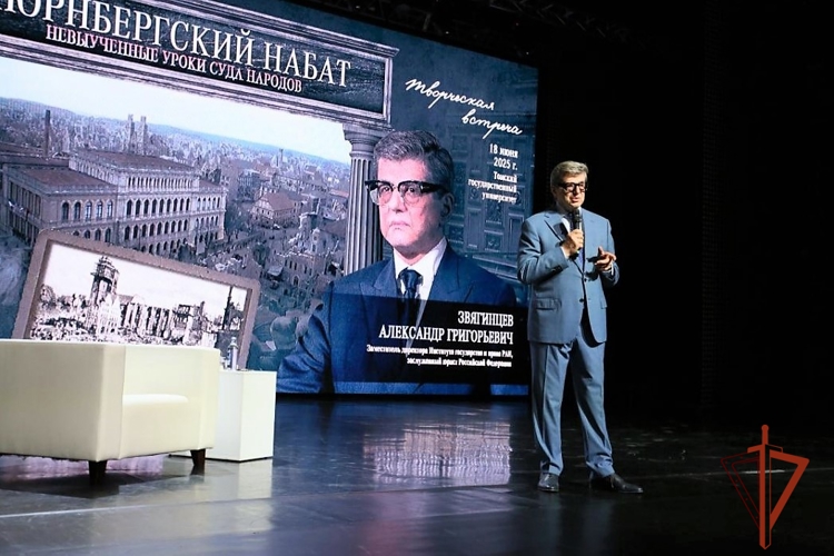 Офицеры Росгвардии стали участниками творческой встречи с писателем-историком и правоведом Александром Звягинцевым в Томске