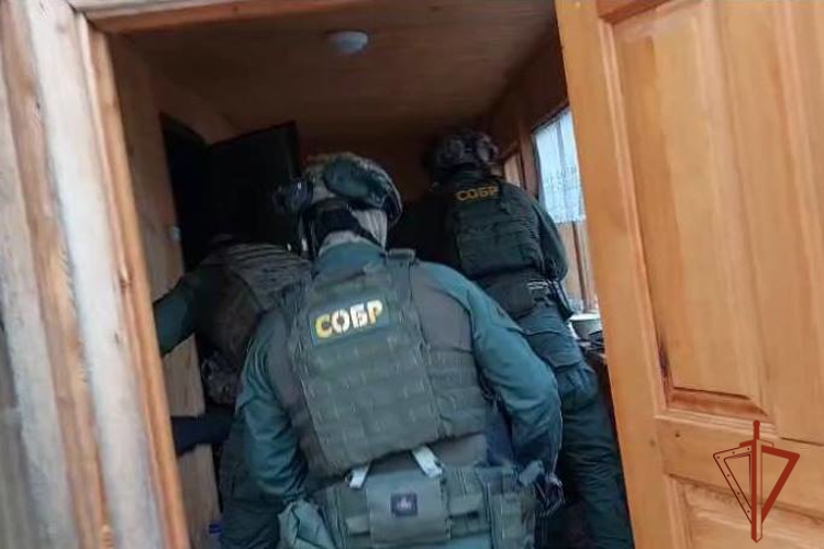 При силовой поддержке спецназа Росгвардии пресечена деятельность запрещенной экстремистской организации в Томске (видео)