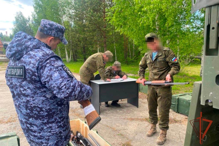 В Томске Росгвардия передала крупную партию оружия в зону специальной военной операции для борьбы с БПЛА (видео)