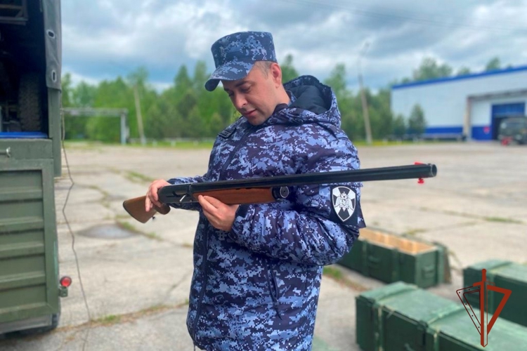 В Томске Росгвардия передала крупную партию оружия в зону специальной военной операции для борьбы с БПЛА (видео)