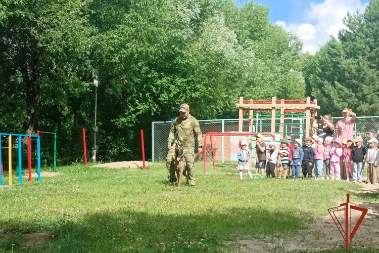 В Томской области росгвардейцы продолжают знакомить подрастающее поколение с особенностями службы в рамках акции «Каникулы с Росгвардией» (видео)