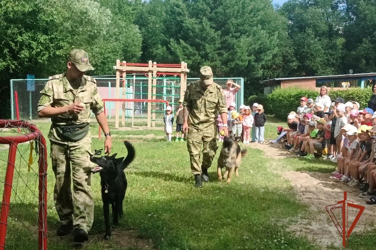 В Томской области росгвардейцы продолжают знакомить подрастающее поколение с особенностями службы в рамках акции «Каникулы с Росгвардией» (видео)