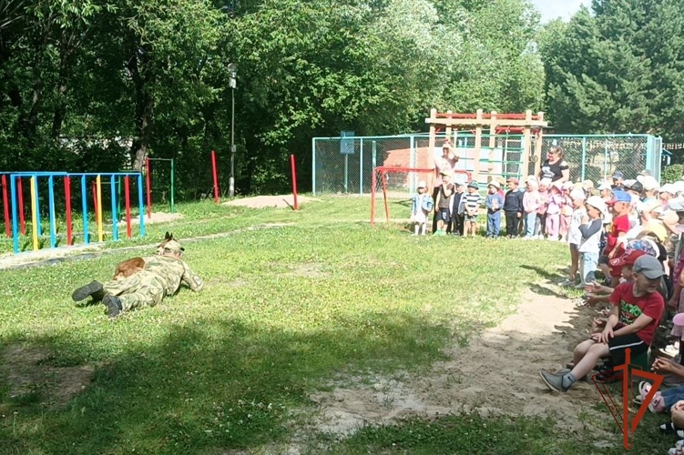 В Томской области росгвардейцы продолжают знакомить подрастающее поколение с особенностями службы в рамках акции «Каникулы с Росгвардией» (видео)
