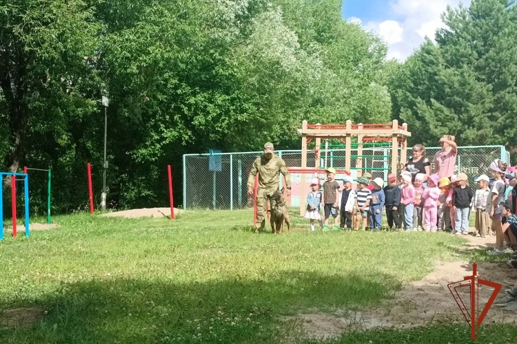 В Томской области росгвардейцы продолжают знакомить подрастающее поколение с особенностями службы в рамках акции «Каникулы с Росгвардией» (видео)
