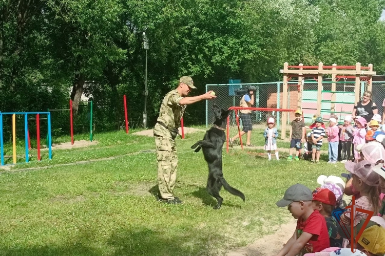 В Томской области росгвардейцы продолжают знакомить подрастающее поколение с особенностями службы в рамках акции «Каникулы с Росгвардией» (видео)