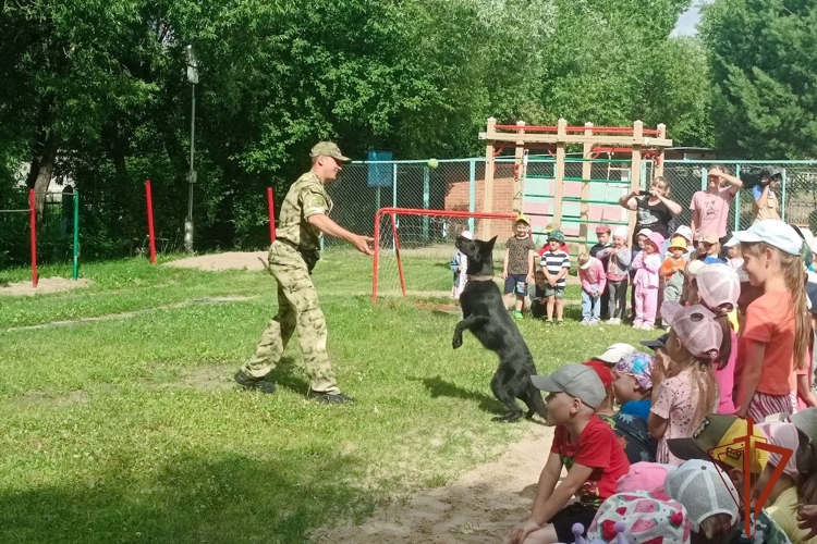 В Томской области росгвардейцы продолжают знакомить подрастающее поколение с особенностями службы в рамках акции «Каникулы с Росгвардией» 