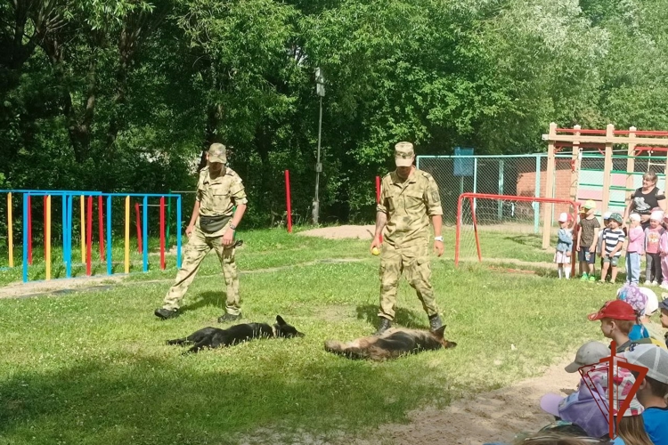 В Томской области росгвардейцы продолжают знакомить подрастающее поколение с особенностями службы в рамках акции «Каникулы с Росгвардией» (видео)