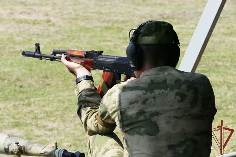 Росгвардейцы из Томской области вошли в команду-победителя чемпионата Росгвардии по стрельбе из боевого ручного стрелкового оружия