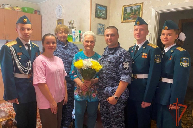 Росгвардейцы в Томске поздравили ветерана службы – ребенка войны с 87-летием