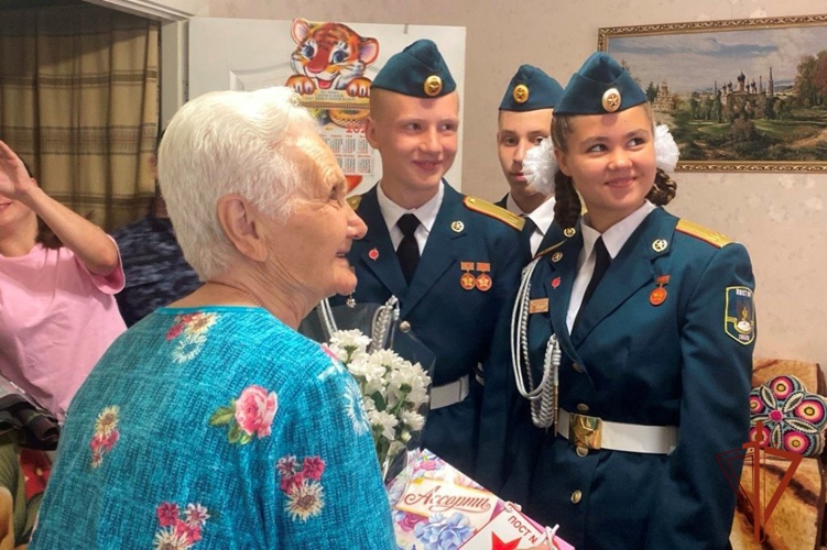 Росгвардейцы в Томске поздравили ветерана службы – ребенка войны с 87-летием
