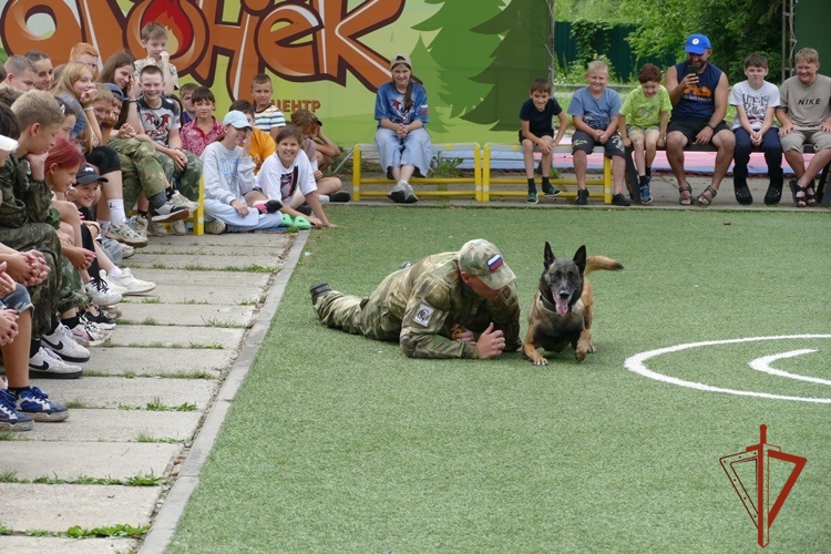 В Томской области состоялась всероссийская акция «Каникулы с Росгвардией» в детском лагере «Огонек»
