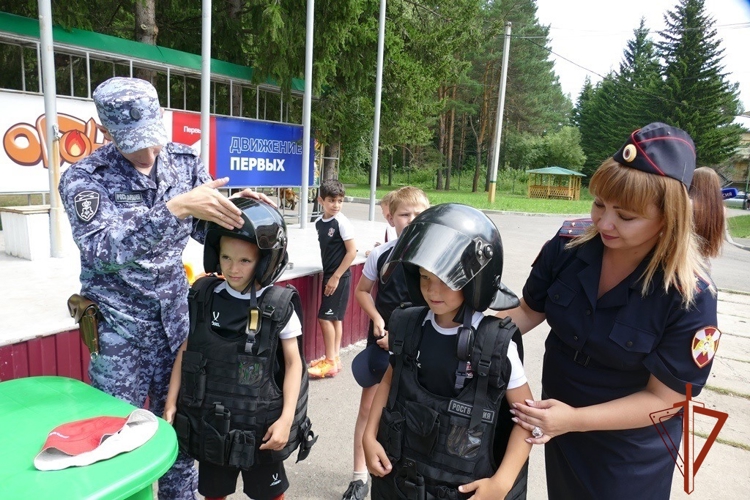 В Томской области состоялась всероссийская акция «Каникулы с Росгвардией» в детском лагере «Огонек»