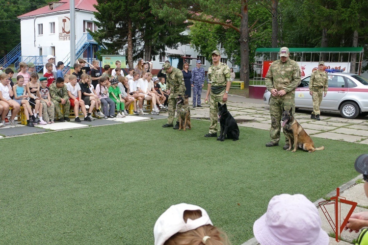 В Томской области состоялась всероссийская акция «Каникулы с Росгвардией» в детском лагере «Огонек»