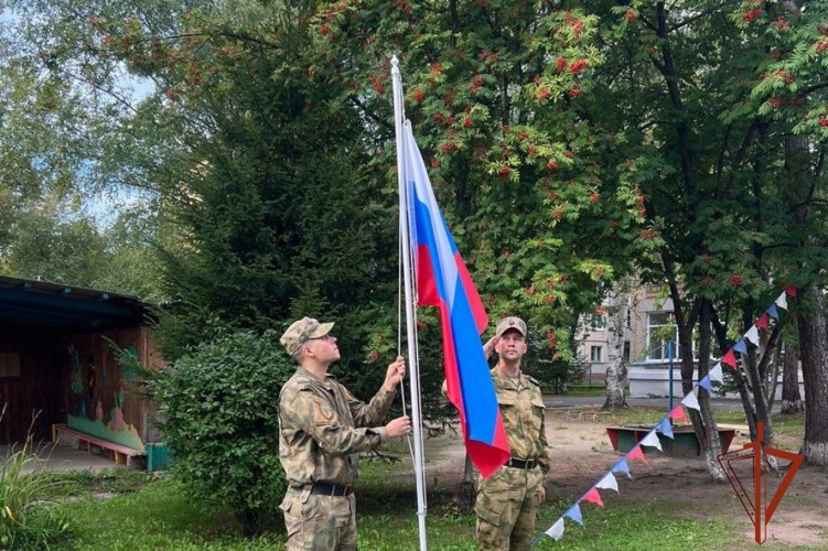 Росгвардейцы приняли участие в праздновании Дня Государственного флага Российской Федерации в Томской области (видео)