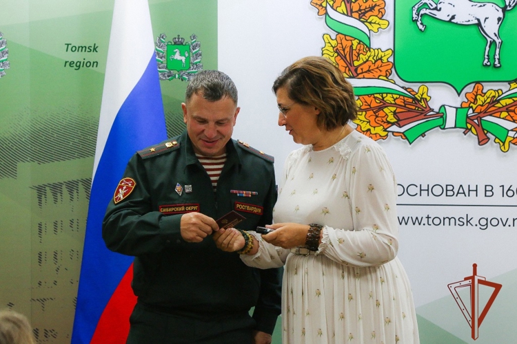 Росгвардейцы приняли участие в праздновании Дня Государственного флага Российской Федерации в Томской области (видео)