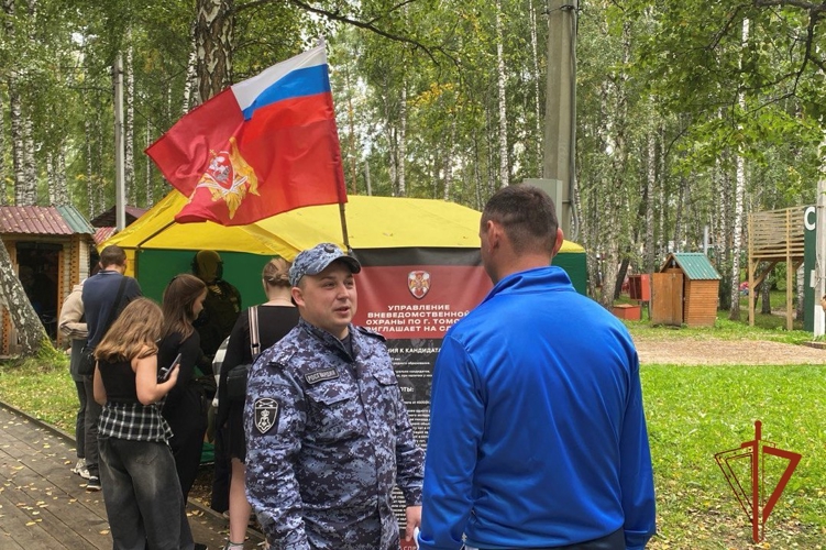 Росгвардия приглашает на службу в томском парке «Околица» на международном фестивале «Праздник топора» 