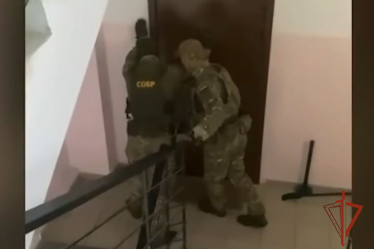 При силовой поддержке СОБР Росгвардии в Томске задержан подозреваемый в организации заказного убийства 25-летней давности (видео)
