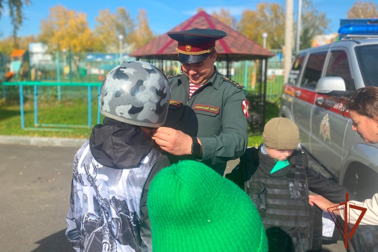Росгвардия подарила детям знания по правилам безопасности на дорогах в Томске