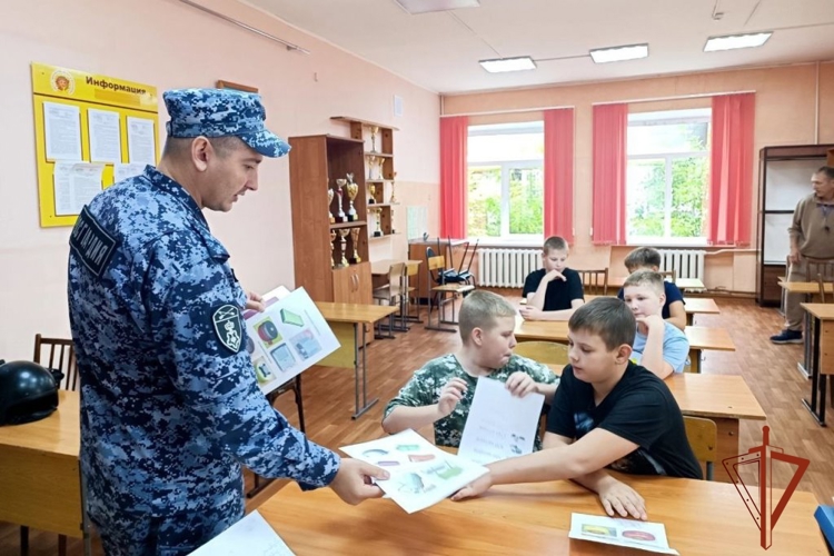 Росгвардейцы проводят уроки безопасности для подрастающего поколения Томской области и знакомят с профессией защитника Родины