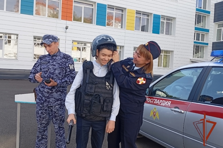Росгвардейцы проводят уроки безопасности для подрастающего поколения Томской области и знакомят с профессией защитника Родины